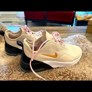 Women’s Nike Airmax Motion 2 tan/black/rose